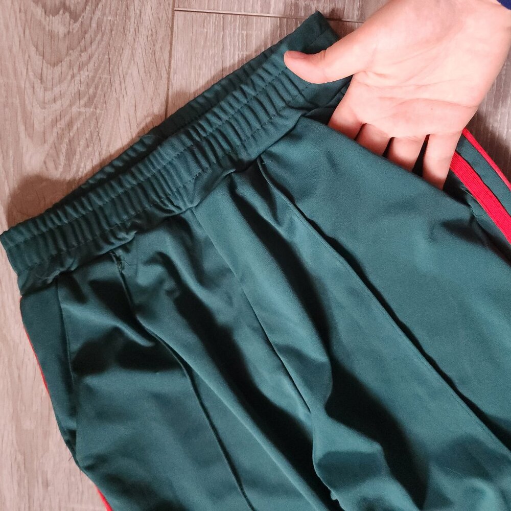 Sport pants Green with red stripe and pockets